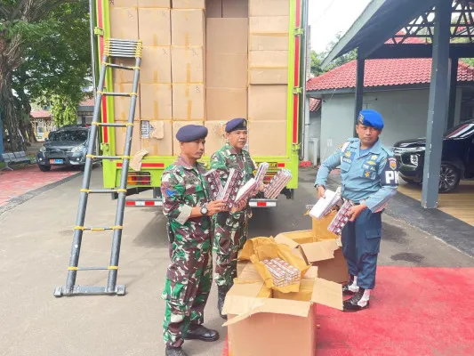 Prajurit TNI AL menunjukan rokok ilegal yang diselundupkan di Pelabuhan Merak. (Dok Dinas Penerangan Angkatan Laut)