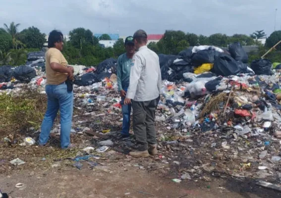 Sejumlah warga Kampung Kepu RT 09 RW 07 Kelurahan Marunda, Cilincing, Jakarta Utara, protes dengan adanya sampah yang menumpuk di lingkungan mereka. (Dok Warga)