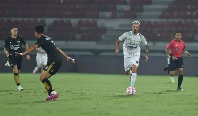 Gagal menang lawan Dewa United, begini komentar Bojan Hodak. (persib.co.id)