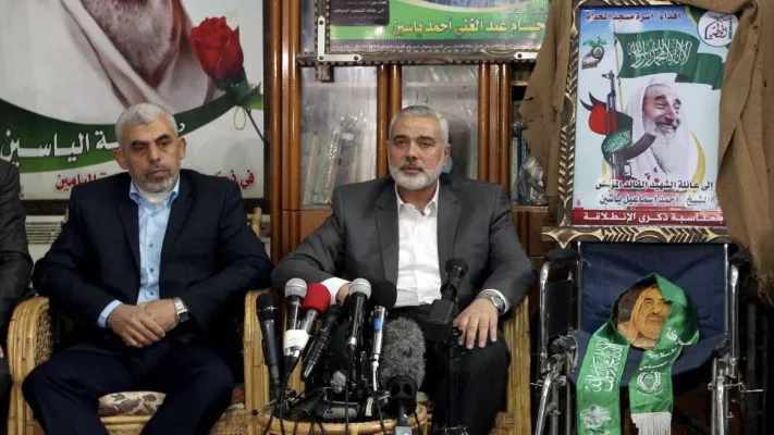 Yahya Sinwar (Kiri) bersama Ismaeil Haniyeh (Kanan), dua pemimpin Hamas yang meningal dunia mempertahankan negara. (peoplesdispatch.org)