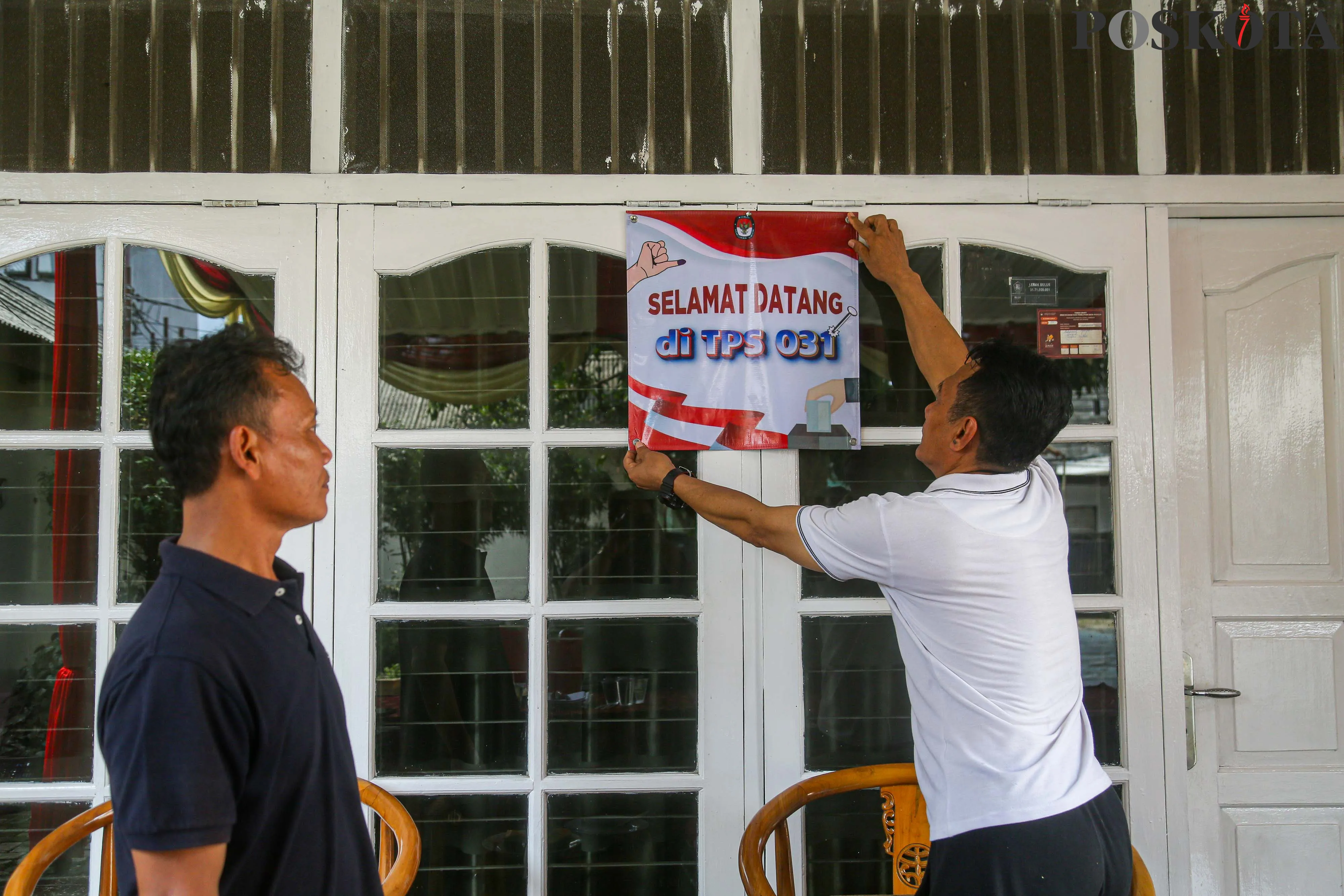 Petugas mempersiapkan Tempat Pemungtan Suara (TPS) 031 di kawasan Lebak Bulus, Jakarta Selatan, Selasa, 26 November 2024.  (Poskota/Ahmad Tri Hawaari).