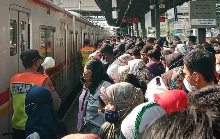 Tampak kepadatan penumpang KRL di Stasiun Tanah Abang pada siang tadi, Minggu (2/5/2021). (ist)