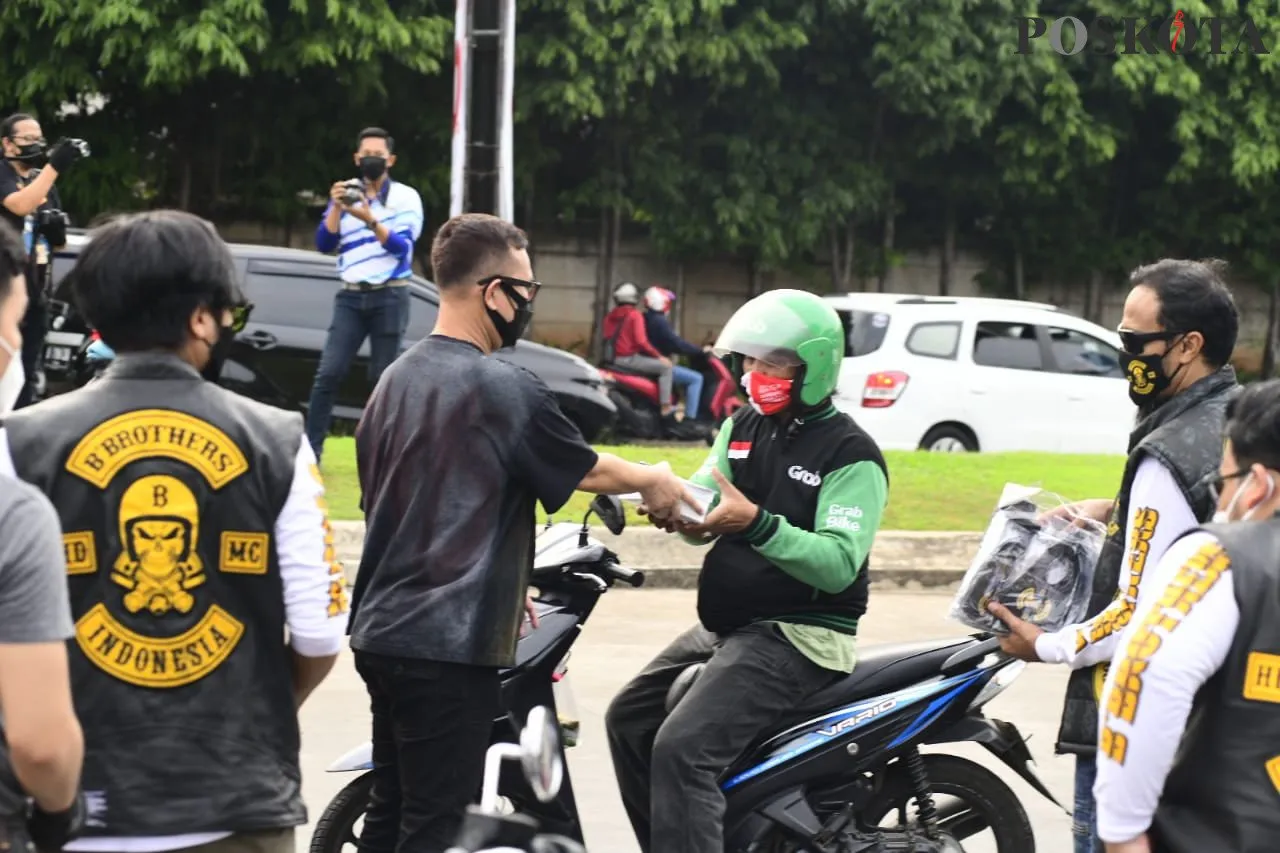 Komunitas motor Harley Davidson dari Bintaro Brothers bersama Pusdiklantas Mabes Polri melakukan doa untuk KRI Nanggala 402. (foto: fernando toga)