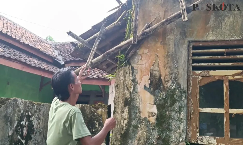 Kondisi rumah warga Banyubiru, Labuan, Pandeglang yang rusak parah. (Poskota/Samsul Fatoni)