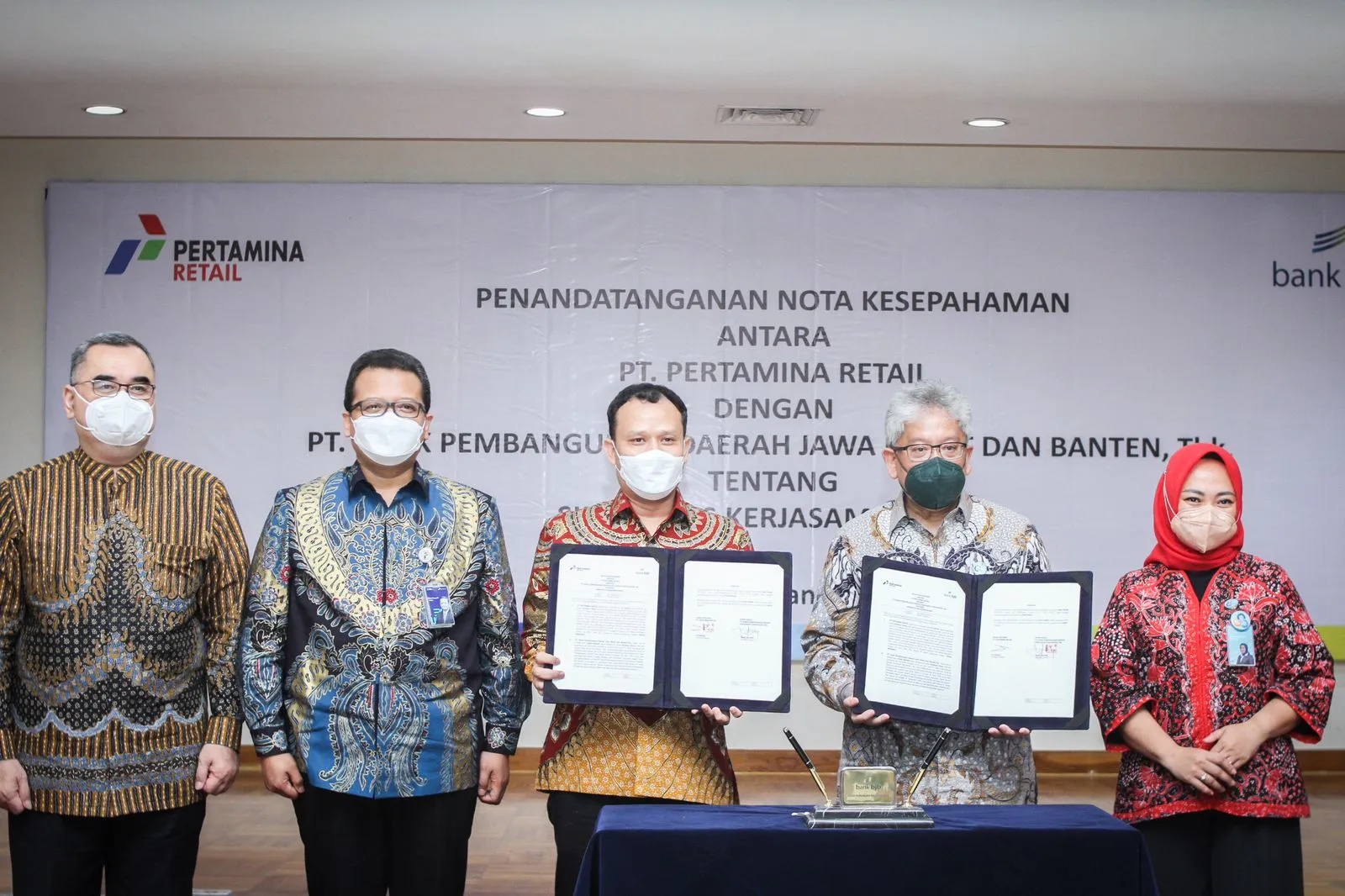 Direktur Utama bank bjb, Yuddy Renaldi bersama Direktur Utama Pertamina Retail, Iin Febrian usai  penandatanganan Nota Kesepahaman (MoU). (ist)