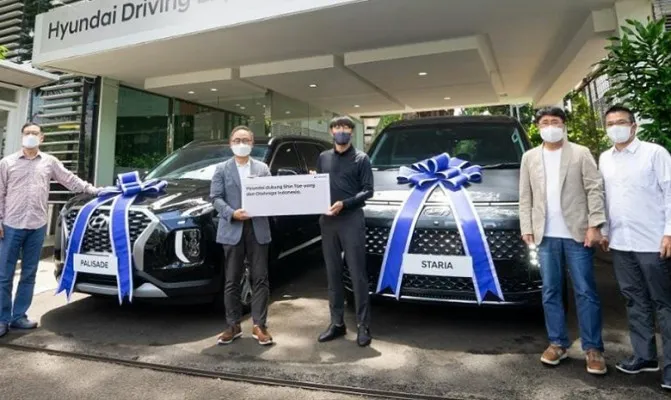 Pelatih Timnas Shin Tae-yong terima dua mobil dari Hyundai Indonesia diantaranya All-New Palisade dan Staria. (Foto/hyundai)