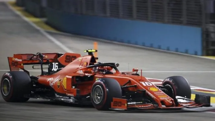 Charles Leclerc bakal memulai balapan dari posisi paling depan di F1 GP Singapura. (AP Photo/Vincent Thian)