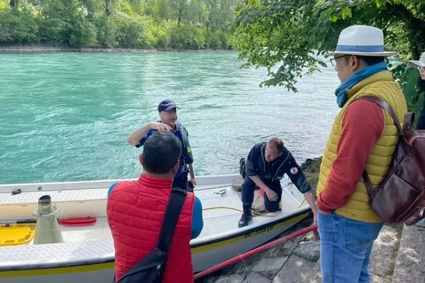 Gubernur Jawa Barat, Ridwan Kamil ikut dalam pencarian anaknya yang hilang saat berenang di sungai Aare, Bern, Swiss. (Ist)