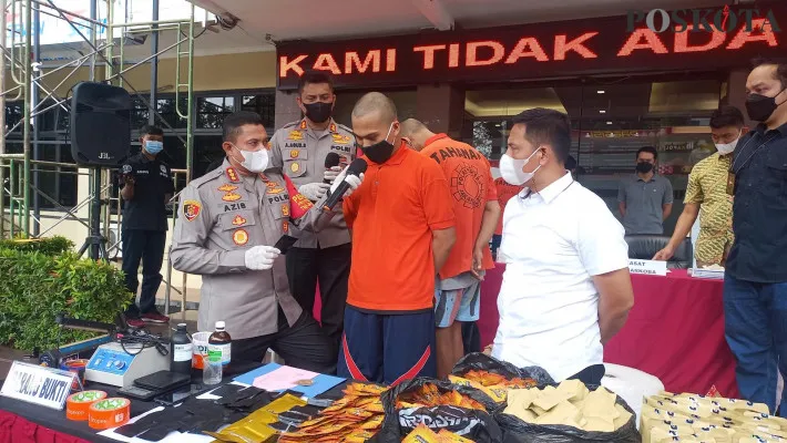 Kapolres Jaksel menunjukkan barang bukti narkoba tembakau sintetis alias Rokok Gorilla dari empat tersangka. (adji)