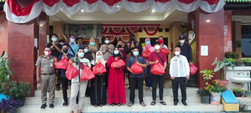 Lurah Pegadungan Kolaborasi Dengan Yayasan Rumah Yatim Bagikan Sembako Dan Makanan Siap Saji. (foto: ist)