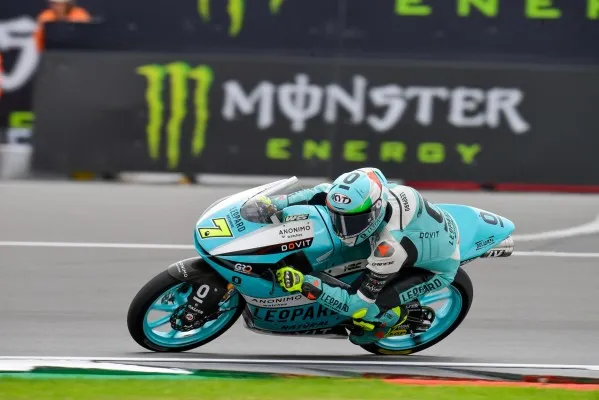 Hanya selisih 0.041 detik dari Dennis Oncu, pembalap Leopard Racing, Dennis Foggia raih juara moto3, Aragon. (foto/motogp)