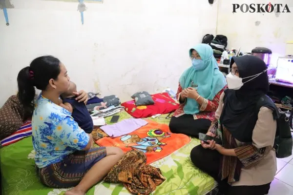 Foto : Kunjungan Puskesmas Pedurenan ke korban obat kedaluarsa. (Poskota/M. Iqbal)