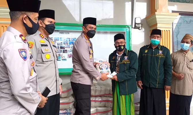 Polres Metro Jakbar berikan bantuan paket sembako berupa beras ke Pondok Pesantren dan Masjid di Kalideres, Jakarta Barat. (Foto/polresmetrojakbar)