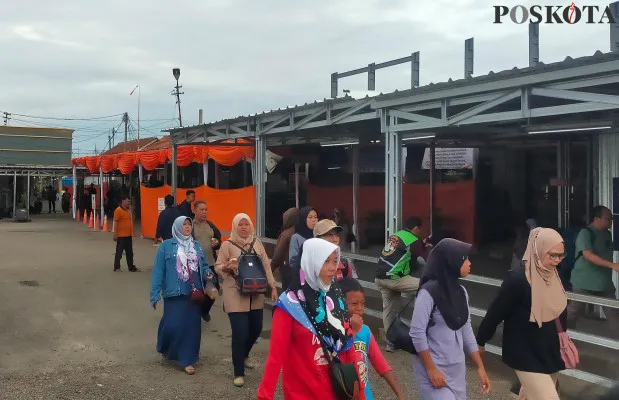 Ratusan penumpang KAI di Stasiun Rangkasbitung Lebak saat antrean tiket. (Poskota/Samsul Fatoni)