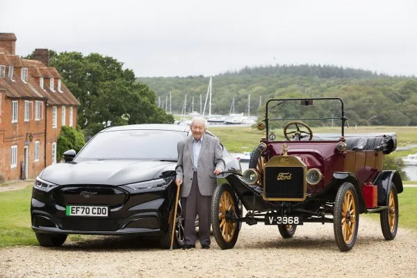 Kakek berusia 101 tahun setia pada mobil Ford, sepenjang hidupnya sudah punya 20 mobil merek tersebut, akhirnya diberikan hadiah Mustang Mach-E dari Ford. (foto/carscoop)