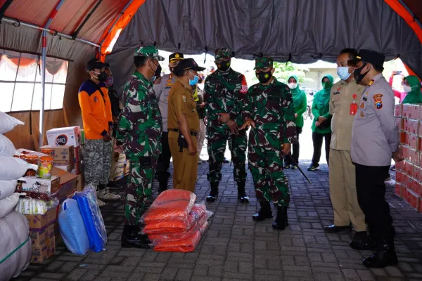 Pangdivif 2 Kostrad berikan bantuan paket sembako kepada warga terdampak bencana di Malang. (foto: istimewa)