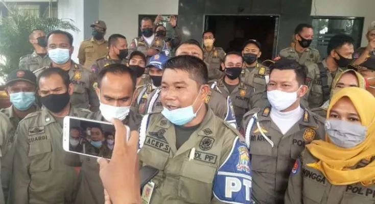 Puluhan Honorer Satpol-PP Kota Serang melakukan aksi unjuk rasa. (Luthfi)