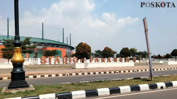 Rumput Stadion Pakansari mau pakai spek lapangan golf. Foto: Poskota/Panca Aji.