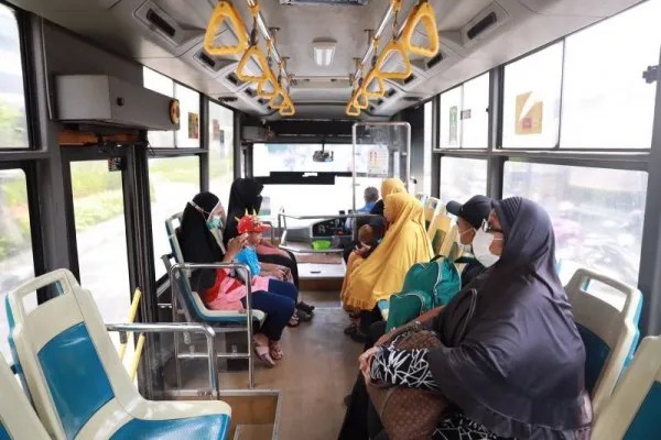 Masyarakat Kota Tangerang menggunakan bus Tayo menikmati libur lebaran. (Dok. Humas Pemkot Tangerang)