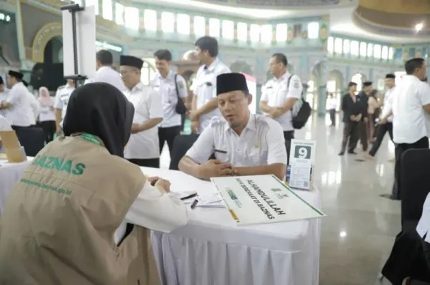 Penyaluran zakat fitrah di Kota Tangerang. (Dok. Humas Pemkot Tangerang)