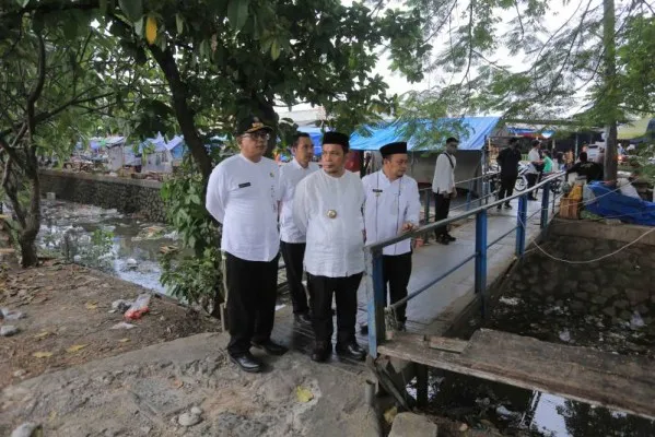 Penjabat (Pj) Wali Kota Tangerang, Nurdin melakukan pemantauan Pasar Sipon. (Foto/Humas Pemkot)