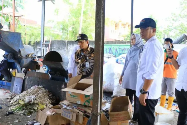 Penjabat (Pj) Wali Kota Tangerang, Dr. Nurdin saat mengunjungi TPA Rawa Kucing. (Foto/Humas Pemko Tangerang)