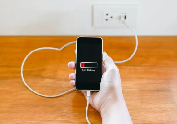 7 Cara Agar iPhone Tidak Cepat Panas hingga Menurunkan Battery Health (Pinterest/uetechnologies)