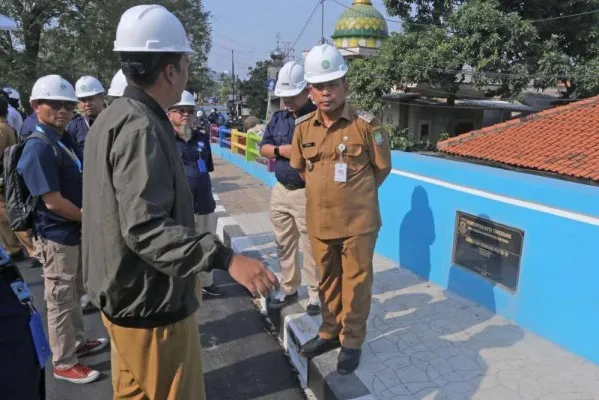 Pj Wali Kota Tangerang, Nurdin meninjau kondisi Jembatan Pintu Air 10 setelah direvitalisasi. (Foto: Pemkot Tangerang)