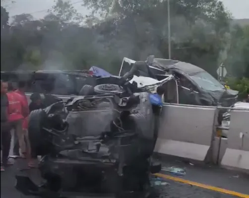 Potret kecelakaan beruntun di Tol Cipularang pada Senin, 11 November 2024. (Tangkapan Layar X/@sorceressmyr)