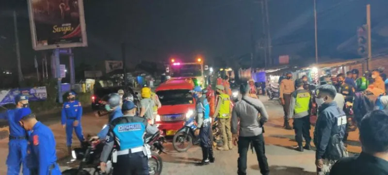 Ratusan personil gabungan diturunkan di empat pos penyekatan di Merak. (luthfi)