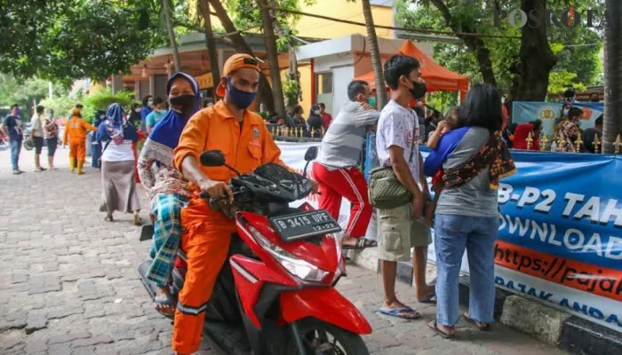 Petugas PPSU Kelurahan Sunter Jaya melayani antar jemput vaksinasi (Anjeva) bagi warga dengan sepeda motor. (yono)