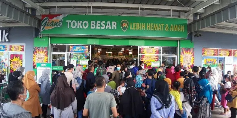 Ratusan warga berbondong-bondong masuk ke Giant Serang (Luthfi)