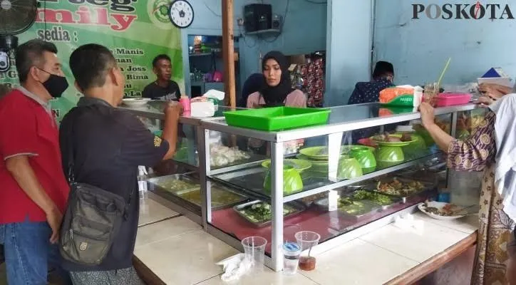 Warteg di kawasan Jakarta Timur. (foto: poskota/ardhi)