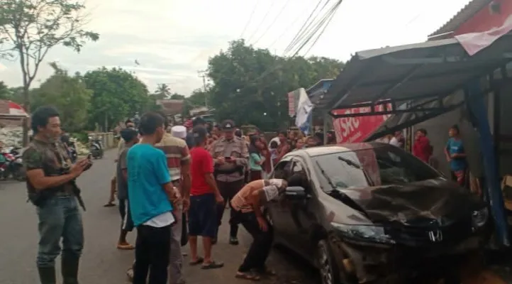 Kendaraan honda city menjadi tontonan warga setelah menabrak pengendara motor. (ist)