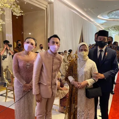 Raffi Ahmad dan Ayu Dewi foto bareng Jokowi dan Ibu Iriana (Foto: @raffiahmad1717/Instagram)