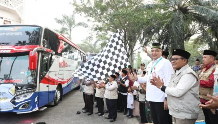 Foto: 384 Calon Jemaah Haji asal Kabupaten Tangerang dilepas Bupati Tangerang Ahmed Zaki Iskandaryah. (Ist.)