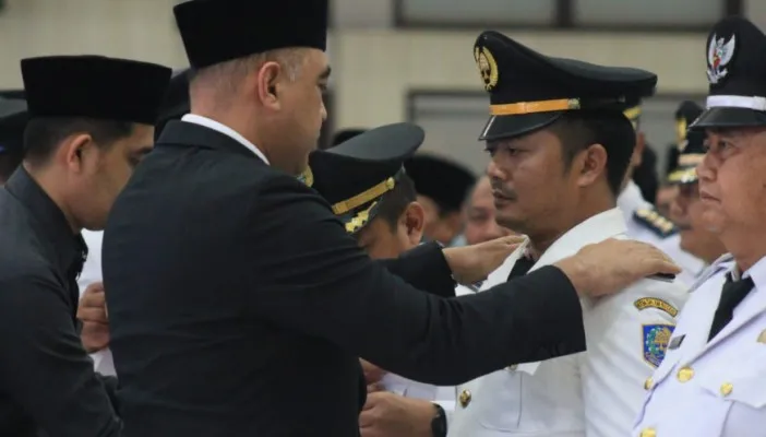 Bupati Tangerang, Ahmed Zaki Iskandar saat melantik pegawai Pemkab. (Foto/Ist)