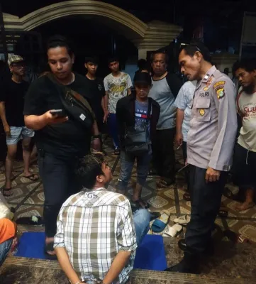 Pedagang kerupuk ditangkap warga saat bobol kotak amal di masjid kawasan Bekasi Selatan. (Ist).