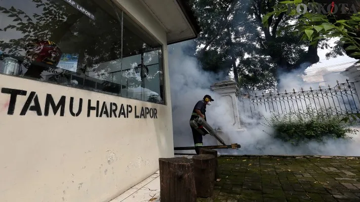 Petugas Puskesmas Palmerah melakukan pengasapan (fogging) untuk pemberantasan sarang nyamuk Aedes Aegypti. (Dok. Poskota)