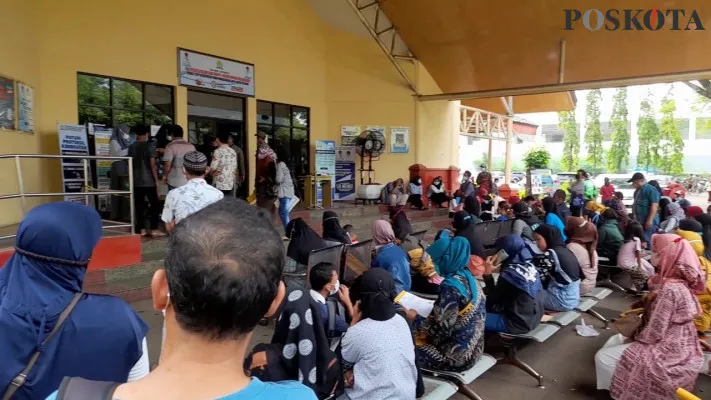 Pembuatan e-KTP di Disdukcapil Kota Serang Membludak (foto: luthfi)