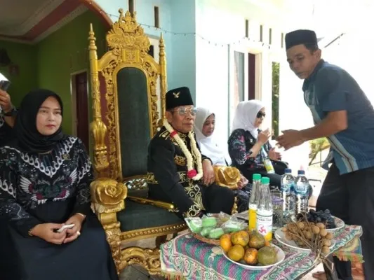 doc Raja Angling Dharma, Iskandar Jamaluddin Firdaus saat menghadiri acara pemberian kunci rumah kepada warga miskin di Pandeglang (ist)