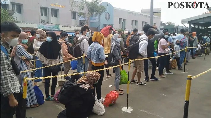 Antrean penumpang di stasiun Rangkasbitung (yusuf)