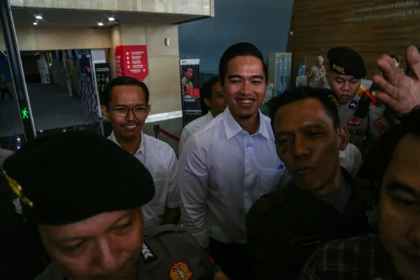 Ketua Umum Partai Solidaritas Indonesia sekaligus anak Presiden Joko Widodo usai mendatangi Kantor Lama C1 KPK, Kuningan, Jakarta Selatan, Selasa, 17 September 2024. Kedatangan Ketua Umum PSI tersebut merupakan inisiatif pribadi sekaligus menyampaikan informasi ihwal keberangkatan ke Amerika Serikat menggunakan jet pribadi. (Poskota/Ahmad Tri Hawaari)