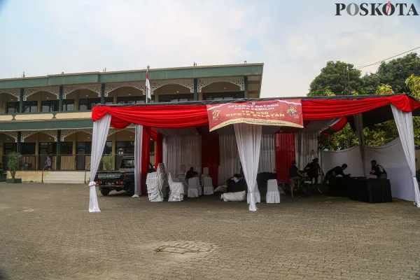 Sejumlah pekerja tengah mempersiapkan tenda pencoblosan Tempat Pemungutan Suara (TPS) 046 di kawasan H.Abu, Cipete Selatan, Jakarta Selatan, Selasa (26/11/2024). Calon gubernur nomor urut tiga (3), Pramono Anung bakal mencoblos di Tempat Pemungutan Suara (TPS) 046, Cipete Selatan, Cilandak, Jakarta Selatan untuk menggunakan hak pilihnya dalam Pemilihan Kepala Daerah (Pilkada) DKI. (Poskota/Ahmad Tri Hawaari).