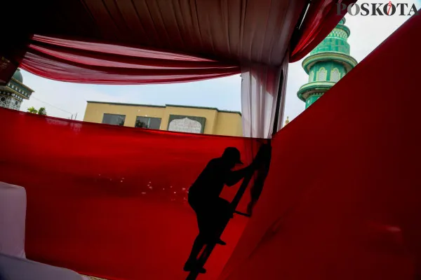 Sejumlah pekerja tengah mempersiapkan tenda pencoblosan Tempat Pemungutan Suara (TPS) 046 di kawasan H.Abu, Cipete Selatan, Jakarta Selatan, Selasa (26/11/2024). Calon gubernur nomor urut tiga (3), Pramono Anung bakal mencoblos di Tempat Pemungutan Suara (TPS) 046, Cipete Selatan, Cilandak, Jakarta Selatan untuk menggunakan hak pilihnya dalam Pemilihan Kepala Daerah (Pilkada) DKI. (Poskota/Ahmad Tri Hawaari).