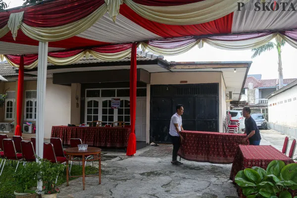 Petugas mempersiapkan Tempat Pemungtan Suara (TPS) 031 di kawasan Lebak Bulus, Jakarta Selatan, Selasa, 26 November 2024.  (Poskota/Ahmad Tri Hawaari).