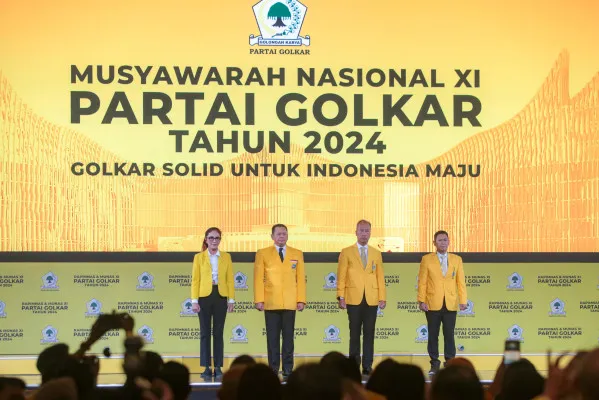 Ketua Umum Partai Golkar Agus Gumiwang Kartasasmita bersama Wakil Ketua Umum Bambang Soesatyo serta jajaran pengurus Partai Golkar berbincang saat pembukaan rapimnas Partai Golkar di Jakarta Convention Center, Senayan, Jakarta Pusat, Selasa (20/8/2024). Partai Golkar menggelar Musyawarah Nasional tahun 2024 dengan agenda pemilihan ketua umum Partai Golkar dan hasilnya Menteri Energi dan Sumber Daya Mineral Bahlil Lahadalia akan menjadi calon tunggal dan mengeklaim telah didukung oleh 469 orang dari total 558 pemilik suara pada Munas Golkar, pada kesempatan itu, AGK mengatakan bahwa Presiden Joko Widodo dan Presiden terpilih Prabowo Subianto akan hadir. Begitu pula dengan eks Wapres Jusuf Kalla yang dijadwalkan akan hadir pada penutupan. (Poskota/Ahmad Tri Hawaari)