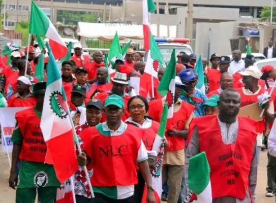 Serikat pekerja Nigeria memprotes penutupan universitas negeri karena pemogokan. (Foto: Africannews)