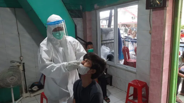 Tiga Pilar Tanjung Duren jemput bola lakukan swab antigen kepada warganya yang baru saja melakukan mudik lebaran ke kampung halaman. (Ist)