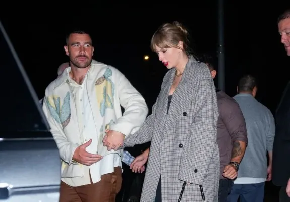 Taylor Swift Peluk Mesra Hingga Cium Travis Kelce Usai Konser di Argentina. (Foto : GOTHAM/GC)